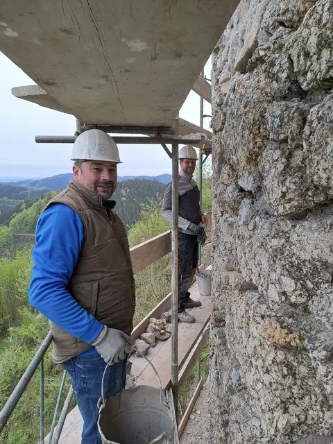Bürgermeister Richard Freinschlag (vorne) und Gemeinderat Klaus Kern bei Erhaltungsarbeiten auf der Ruine Ruttenstein. | Foto: Erhaltungsverein Ruine Ruttenstein