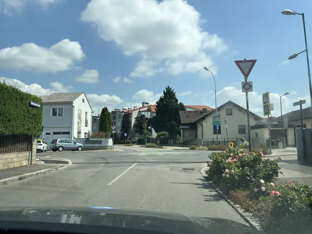 Kreisverkehre sollte man prinzipiell immer ganz rechts ausfahren. Gerade bei diesem in der Fraunenhofenstraße, sieht man links sehr schlecht ein. Auch wird mit überhöhter Geschwindigkeit über die Verbauung drübergefahren. | Foto: Victoria Edlinger