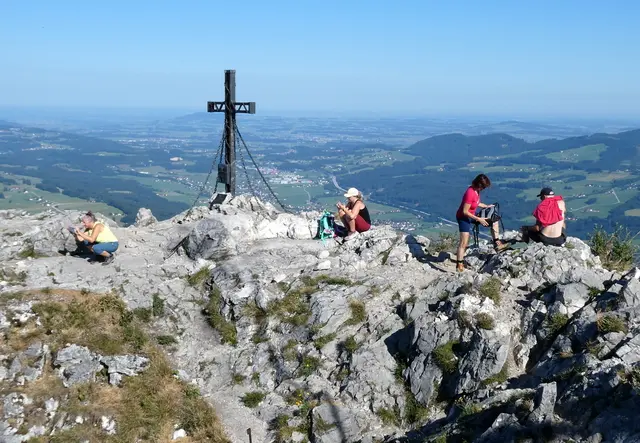 Das aussichtsreiche Gipfelplatzerl ist schon gut besucht.