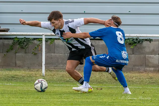 David Surböck (in Blau) bekommt im intensiven Zweikampf die Hand seines Gegenspielers ins Gesicht. | Foto: Thomas Navratil