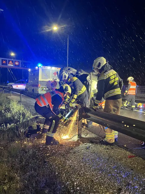 Die Feuerwehrler mussten vor der Bergung des Verletzten zunächst die Leitschiene entfernen. | Foto: Berufsfeuerwehr Linz