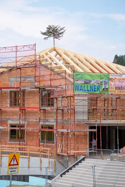 Mit jedem weiteren Bauabschnitt wächst die Vorfreude auf die Fertigstellung des neuen Gemeindezentrums.  | Foto: Marktgemeinde Altlengbach