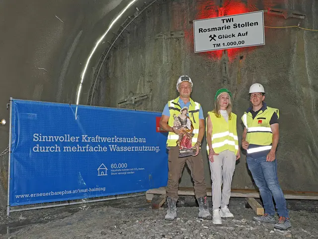 unnelpatin Rosmarie Bartl freute sich mit Andreas Heel (TIWAG, r.) und Markus Morianz (Swietelsky, l.) über den erreichten Fortschritt. | Foto: Tiwag