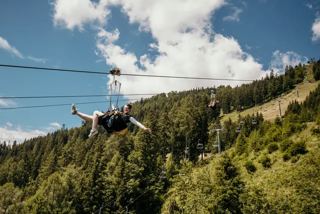 Eine Abenteuerlustige auf der Zipeline. | Foto: JollySchwarz