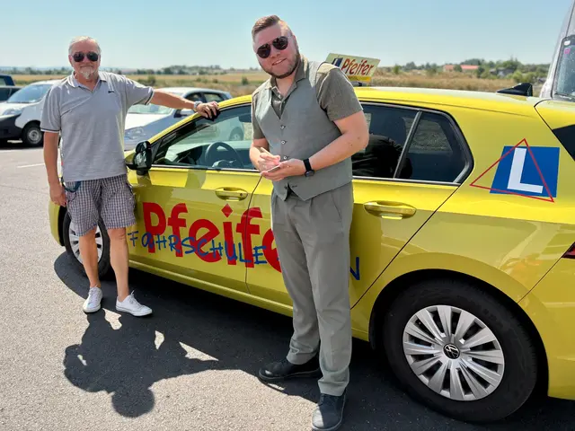 Für MeinBezirk Horn-Redakteur Markus Kahrer gab es eine exklusive Fahrstunde mit der Fahrschule Pfeifer. | Foto: MeinBezirk Horn