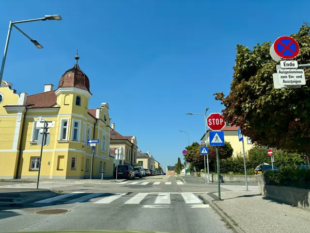 Nicht weniger kritisch beurteilt die Fahrschule die Kreuzung Spitalgasse, Feldgasse und Puechhaimgasse bei der Stefans-Apotheke. Zwei Haltelinien sorgen dort für Verwirrung, gleichzeitig fehlt ein wichtiger Verkehrsspiegel. | Foto: Markus Kahrer