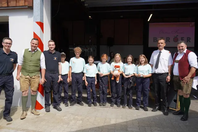Die „Firekids" der Freiwilligen Feuerwehr Viertelfeistritz treten mit ihren T-Shirts in neuem Look auf.  | Foto: Freiwillige Feuerwehr Viertelfeistritz