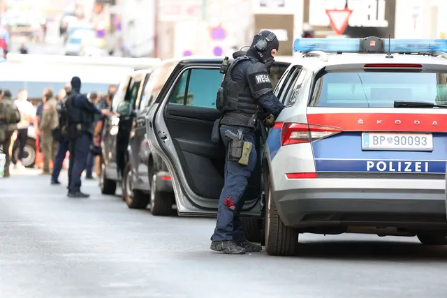 Der Großeinsatz führte dazu, dass das Herz von Währing vollständig abgesperrt wurde. | Foto: APA-Images / APA / TOBIAS STEINMAURER