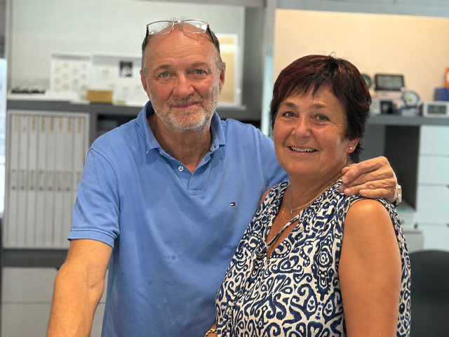 Manfred Frosch und seine Gattin Ingrid schließen ihr Uhrenfachgeschäft Arnberger. | Foto: Gaube