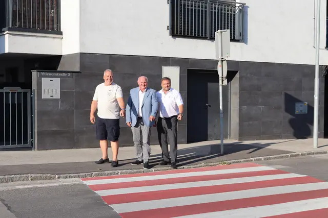 Sicherheitsgemeinderat Thomas Haidegger, Bürgermeister Ernst Wendl und Vizebgm. Manfred Mitzl freuen sich über den neu markierten Fußgängerübergang in der Wienerstraße für mehr Verkehrssicherheit (vlnr). | Foto: Gemeinde Himberg