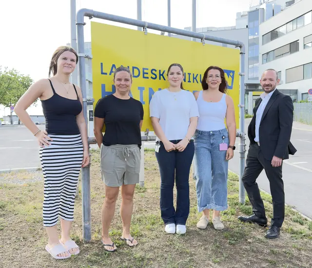 Gruppenfoto vor Schild