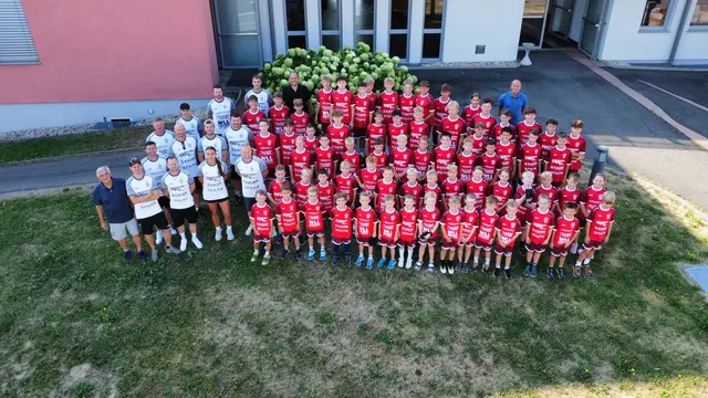 Die Buben und Mädchen nach der Einkleidung vor dem Lafnitzer Gemeindezentrum mit ihren Trainerinnen und Trainern | Foto: Putz