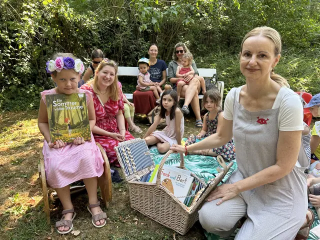 Einige der Kinder gemeinsam mit GR Patrizia Pils und Autorin und Leseanimatorin Sabine Lorenz-Szabo. | Foto: 2026psb/mp