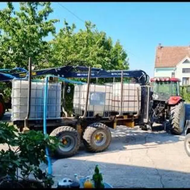 Das Wasser wird per Traktor in den Wald gebracht. | Foto: Jäger Loisdorf
