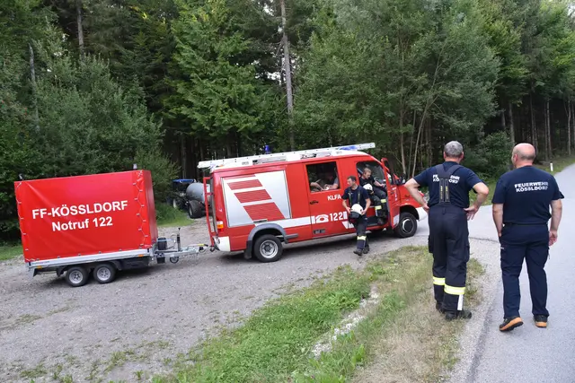 Das KLFA und deren Anhänger fahren zum Aufstellort des Falttankews | Foto: Alois Braid / FF Kössldorf