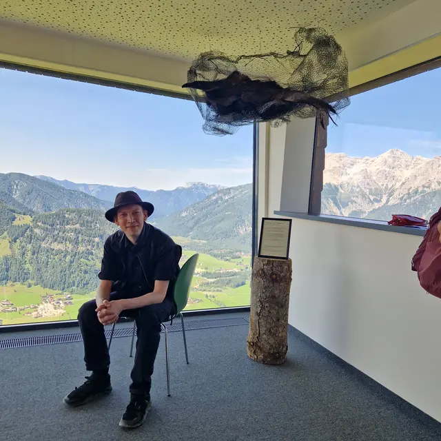 Nachtpoet Stefan Brinkmann und vor dem Panorama der Steinberge und der Installation - "Rabenwolke" | Foto: Bild: Doris Bergmann 