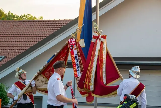 Im Anschluss wurden Fahnenbänder traditionell mit dem Fahnenkuss übergeben. | Foto: Kerstin Longin