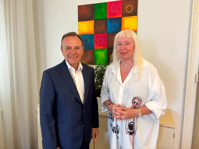 Organisatorin Monika Wollny von "ibis acam Bildungs GmbH" mit Bezirksvorsteher Gerald Bischof (SPÖ). | Foto: BV23/Genitheim