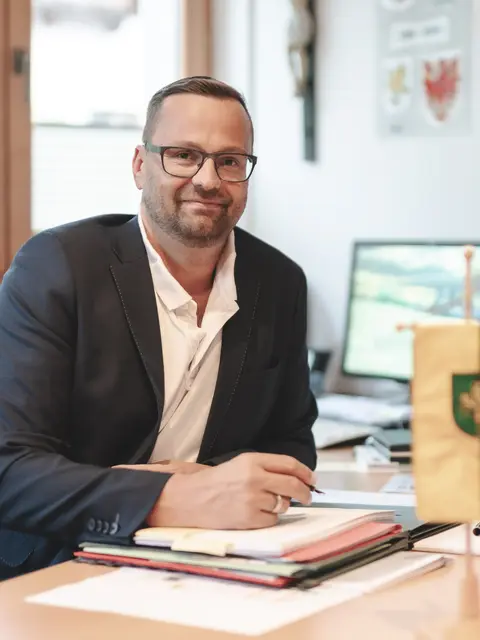 Bürgermeister Matthias Fink hat sofort reagiert, da ihm „die Sicherheit von Fußgängerinnen, Fußgängern und Radfahrenden ein wichtiges Anliegen ist.“ | Foto: Moser/Gemeinde Wildermieming