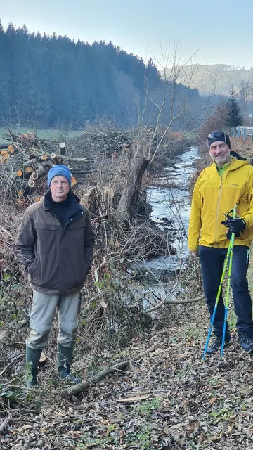 Die Grünen Gerhard Seebacher und Josef Kerschbaumer kritisieren Baumschnitt am Haßbach. So fehlt die Beschattung und der Knöterich kann sich verbreiten.
 | Foto: Grüne Warth