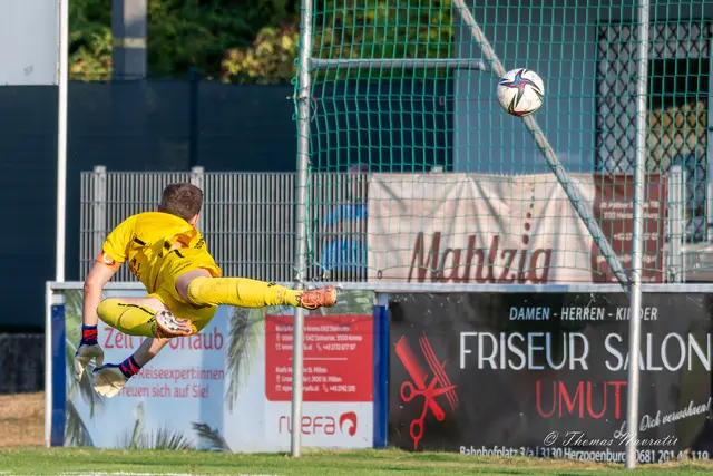Christoph Streicher fliegt: Mit dieser Glanzparade verhinderte der SCH-Keeper in der ersten Halbzeit die Führung der Atzenbrugger. | Foto: Thomas  Navratil