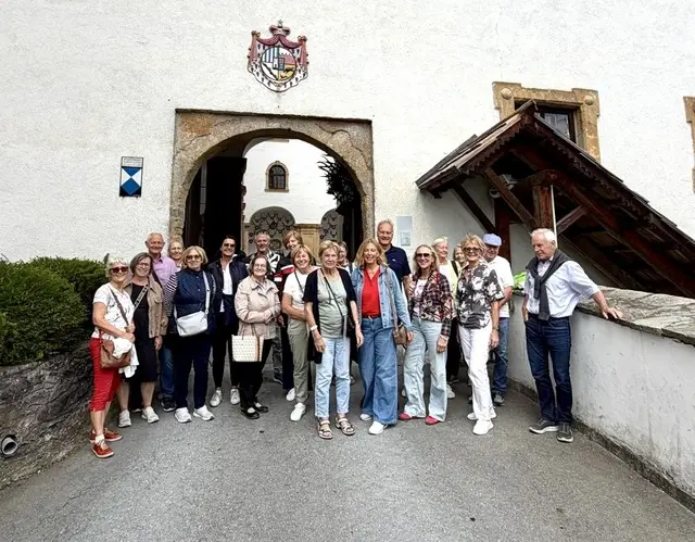 Die Mitglieder des Bridge Clubs vor dem Schloss Schwarzenberg. | Foto: Bridge Club Fürstenfeld