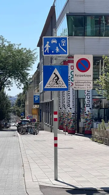 Radfahrerinnen und Radfahrer und jene Fahrzeuge, die weiterhin zufahren dürfen, müssen in diesem Bereich Schrittgeschwindigkeit einhalten.  | Foto: BV6
