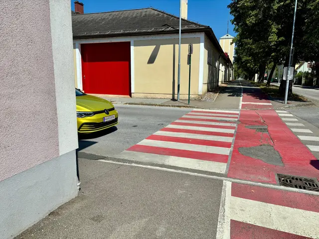 Weitere Risiken sieht die Fahrschule in der Raabser Straße beim Linksabbiegen in die Wiesengasse an der Kreuzung Ferdinand-Kurz-Gasse. Von rechts kommende Radfahrer seien dort kaum rechtzeitig erkennbar. | Foto: Markus Kahrer