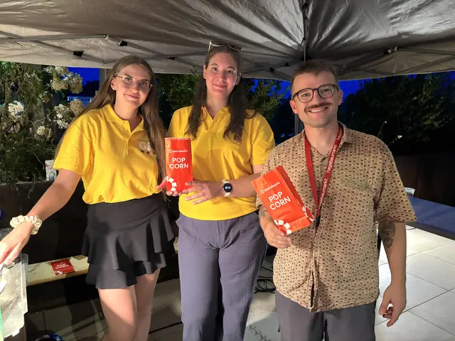 Marketingverantwortlicher vom GEZ West Jürgen Monschein mit den Damen vom Popcornstand. | Foto: MeinBezirk/Helmut Riedl