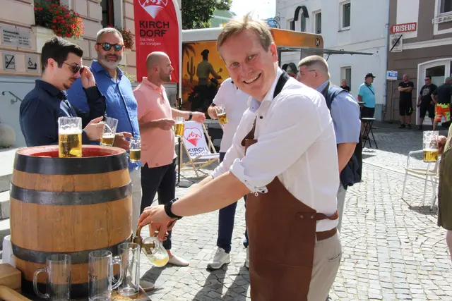 Bürgermeister Markus Ringhofer beim Bieranstich.