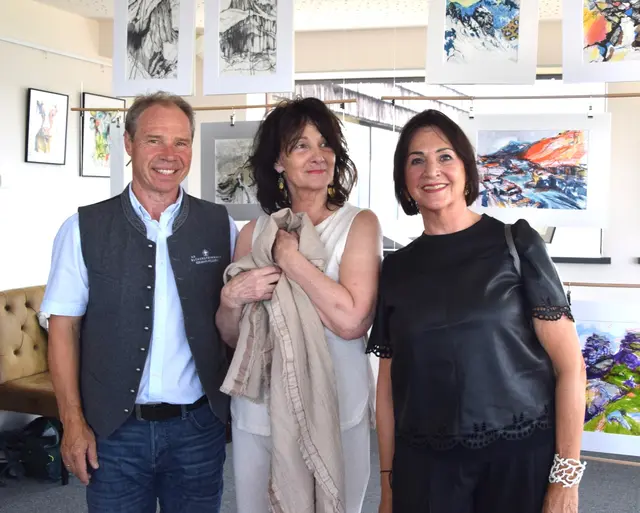 Kunst mit Weitblick - Stimmungsvoller Ausstellungsstart   Künstlerinnen Brigitte Brinkmann-Wanker, Doris Bergmann, Marketingmanager Markus Brudermann  | Foto: Foto: Roswitha Wörgötter