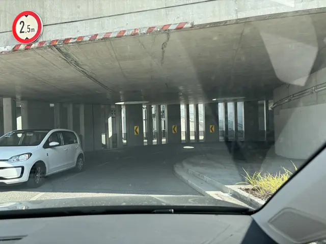 Die Unterführung beim Bahnhof ist sehr eng und die Kurve wird ganze gerne geschnitten. | Foto: Victoria Edlinger