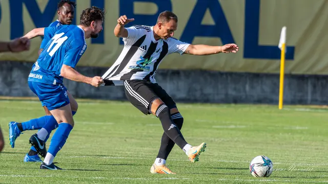 Matthias Reinthaler (in Blau) versucht seinen Gegenspieler am Abschluss zu hindern – dabei bekam auch dessen Trikot einiges ab. | Foto: Thomas Navratil