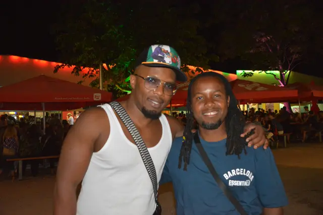 Der Kabarettist und Dancing Stars Finalist Soso Mugiraneza (Simplice Mugiraneza) (links) mit Mfilinge Nyalusi zu Besuch am One Love Festival.  | Foto: Rosenberger Victoria