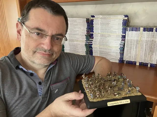 Thomas Krug mit dem Diorama der Schlacht von Gaugamela, 331 v.Chr. (heutiger NOrdirak) Alexander der Große siegte mit seinem makedonisch-griechischen Heer über den Perserkönig Dareios III, was zum Untergang des Perserreiches führte. Alexander wurde Herr über Asien. | Foto: Stockmann