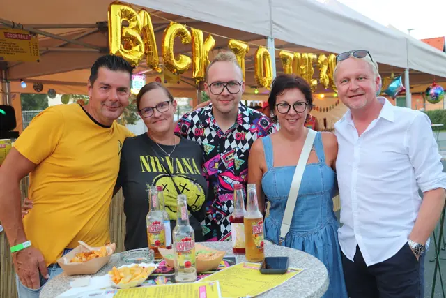 Back to the 80/90 war das Motto, dem Publikum hat es gefallen. Zu den Hits gab es Cocktails der 80er und 90er, Speisenhit waren Toast Hawaii und die Langos mit Sauerrahm-Tip. | Foto: Edith Ertl