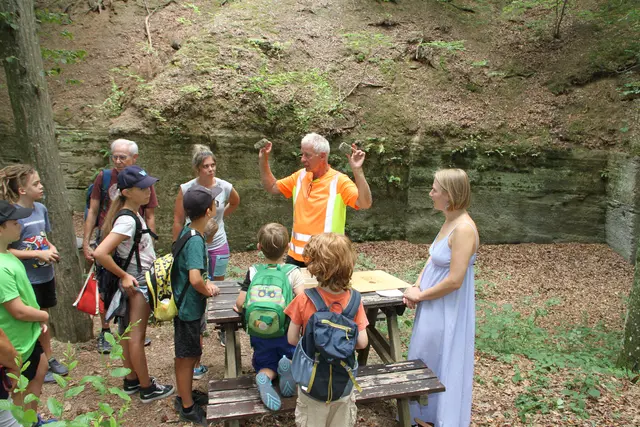 Geologe Ingomar Fritz zeigt Kindern die steinernen Schätze des Steirischen Vulkanlandes.