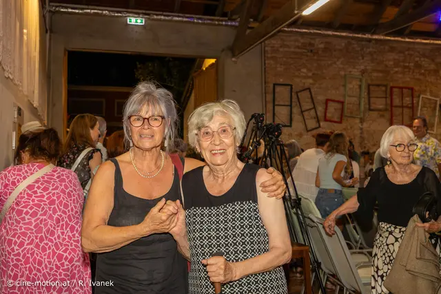 Isabella und die 85jährige Hertha, die sich über diese Geburtstagsüberraschung sehr freute. | Foto: cine-motion.at / R. Ivanek