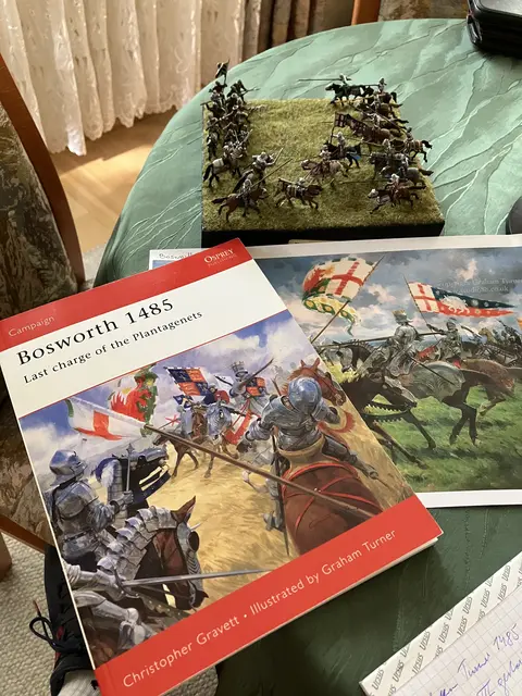 1. Bild oben: Darstellung der Schlacht von Bosworth 1465. 
2. Bild von oben: Malerei von Graham Turner, Vorbild für die Szenerie
3. Bild von oben: In dieser miilitärgeschichtlichen Reihe findet man Details aus allen möglichen Schlachten.
Seit der Antike sind 10.000 bis 20.000 Schlachten dokumentiert - und 3.000 bis 8.700 Kriege. | Foto: Stockmann