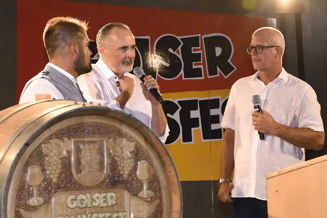  Der Golser Bürgermeister Kilian Brandstätter und Landeshauptmann Hans Peter Doskozil mit Moderator Michael Pimiskern bei der Eröffnung des Golser Volksfestes. | Foto: Landesmedienservice Burgenland/ Gregor Hafner