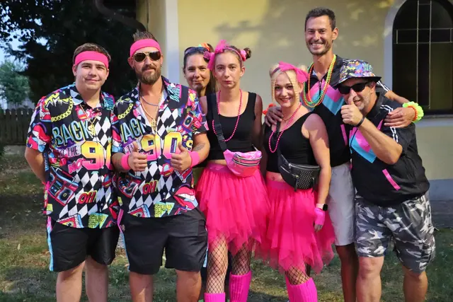Stilecht und mit guter Laune kam diese Freundesgruppe aus Premstätten zur 80/90er Party der FF Zettling. | Foto: Edith Ertl