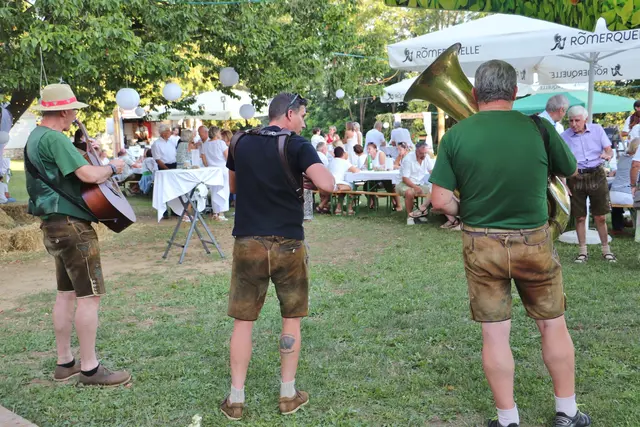 Das Sommerfest in Dobl zeichnete sich durch eine gemütliche Atmosphäre unter schattigen Bäumen und Lichterketten aus, bei dem man gerne Freunde und Nachbarn bei kulinarischen Genüssen zum Plausch traf.  | Foto: Edith Ertl