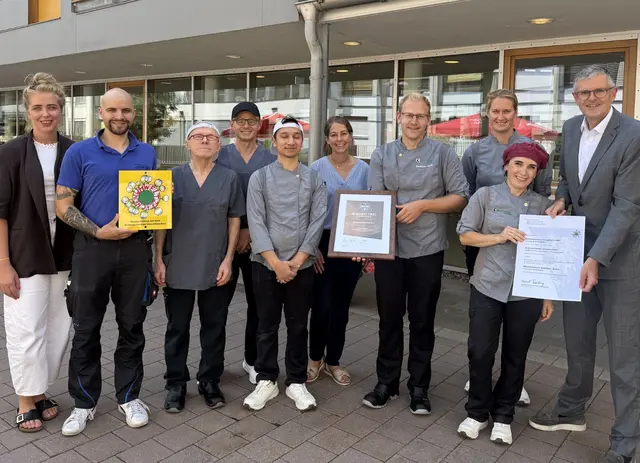 Das verantwortliche Team des Kitzbüheler Altenwohnheims mit Urkunden (re. Bgm. Klaus Winkler). | Foto: AWH Kitzbühel