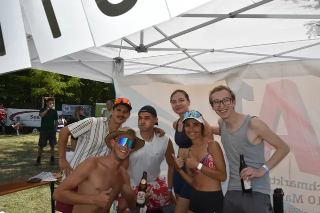 Am Samstag konnten sich Volleyballteams messen und gleichzeitig für die österreichische Krebshilfe Spenden.  | Foto: Julia Lirsch / MeinBezirk