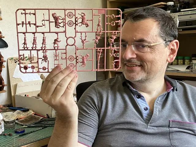 Das sind die "Vordrucke" der maximal 25 Millimeter großen Figuren, die von Thomas Krug in historisch wahrheitsgetreue Soldaten verändert werden. | Foto: Stockmann