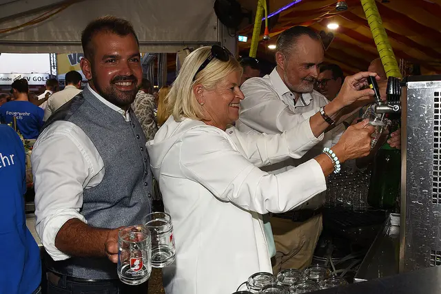 Der Golser Bürgermeister LAbg. Kilian Brandstätter, Ministerin Klaudia Tanner und Landeshauptmann Hans Peter Doskozil bei der traditionellen Spritzer-Ausschank-Challenge am Golser Volksfest. | Foto: Landesmedienservice Burgenland/ Gregor Hafner