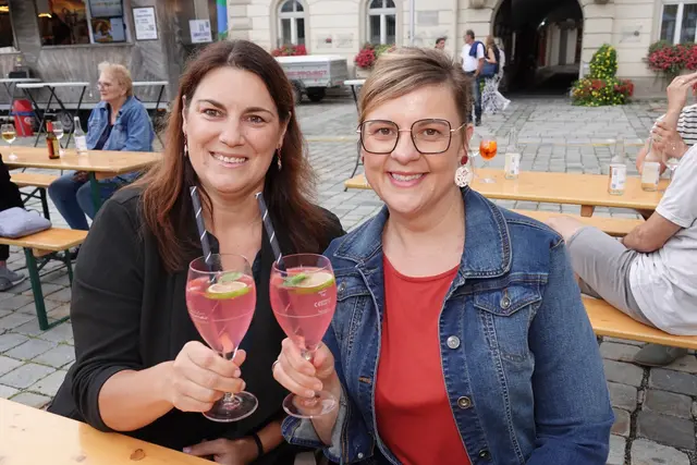 Ulrike und Sigrid genossen einen leckeren Spritzer bei den Summer Vibes in Judenburg. | Foto: MeinBezirk/Michael Blinzer