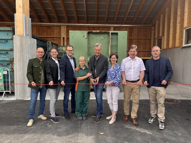Offizielle Wieder-Eröffnung des ASZ Hinterstoder. V.l.n.r.: Thomas Großauer, Reinhard Ammer, Johannes Offenthaler, Anita Herndl, Gerhard Lindbichler, Renate Aspalter, Klaus Aitzetmüller, Joachim Aspöck | Foto: Weymayer