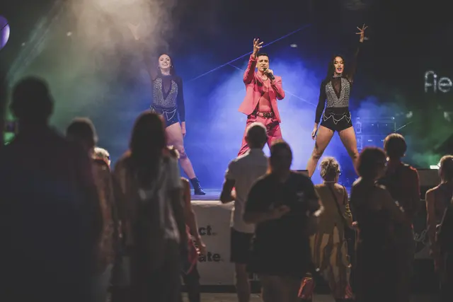 Robbie Williams Tribute lockte zahlreiche Besucherinnen und Besucher auf den Leobener Hauptplatz und sorgte für beste Stimmung. | Foto: Citymanagement/Klaus Pressberger