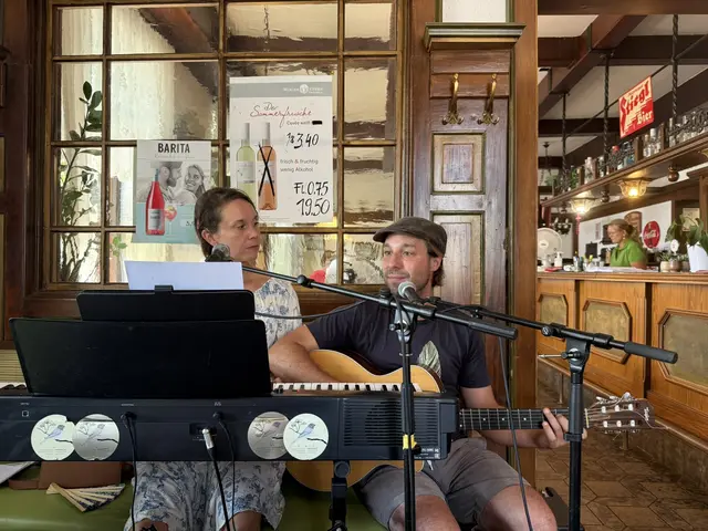 Aron Sarainger und Laura Korhonen begleiteten die Feier musikalisch 